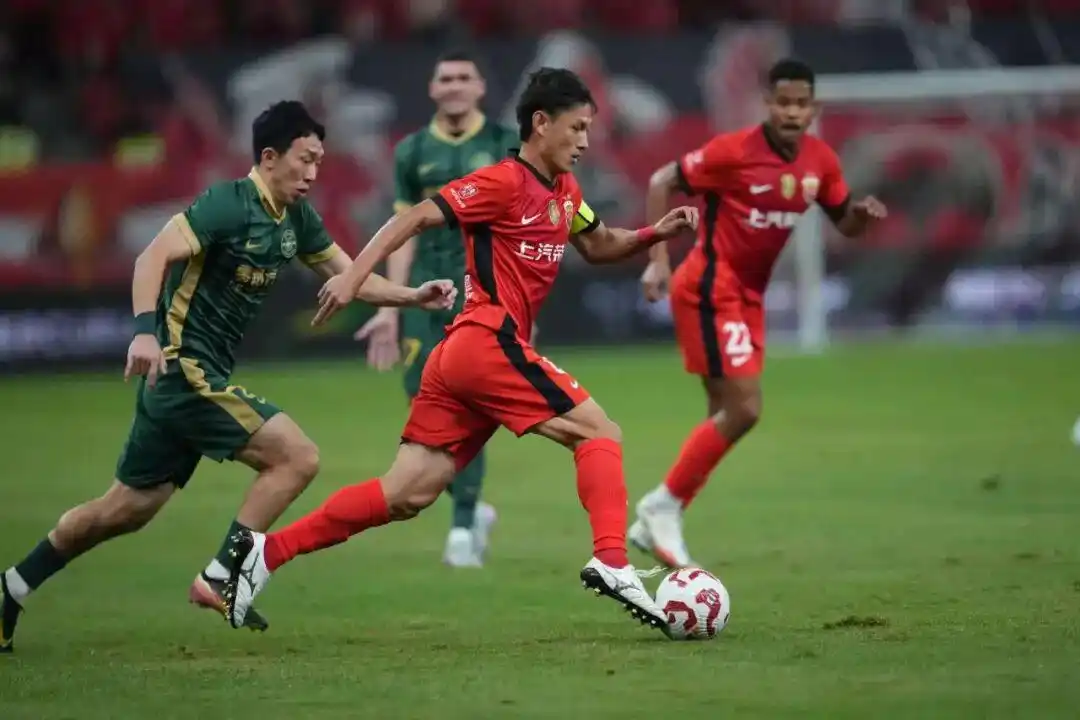 海港队主场击败浙江队战报_上海海港三连冠可能性_末轮打平即夺冠！海港两送世界波3-0浙江