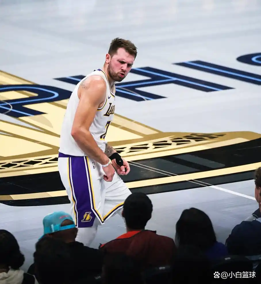 东契奇44+12+6完爆莫兰特，里皇退位艾顿0篮板，湖人15_卢卡-东契奇44分12篮板6助攻 湖人击败灰熊 东契奇受伤复出表现
