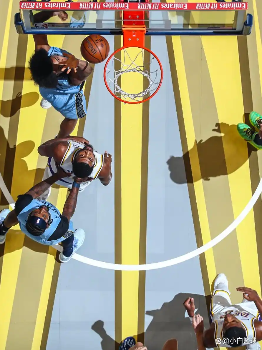 东契奇44分比赛回顾_东契奇44+12+6完爆莫兰特，里皇退位艾顿0篮板，湖人15_NBA比赛日湖人灰熊