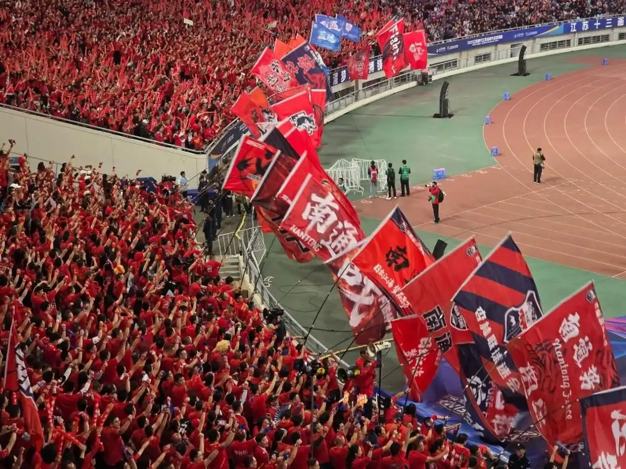 “苏超”元年-“黑马”泰州点球大战击败南通夺冠_2025年江苏省城市足球联赛南通队点球大战失利分析_南通队苏超夺冠历程回顾