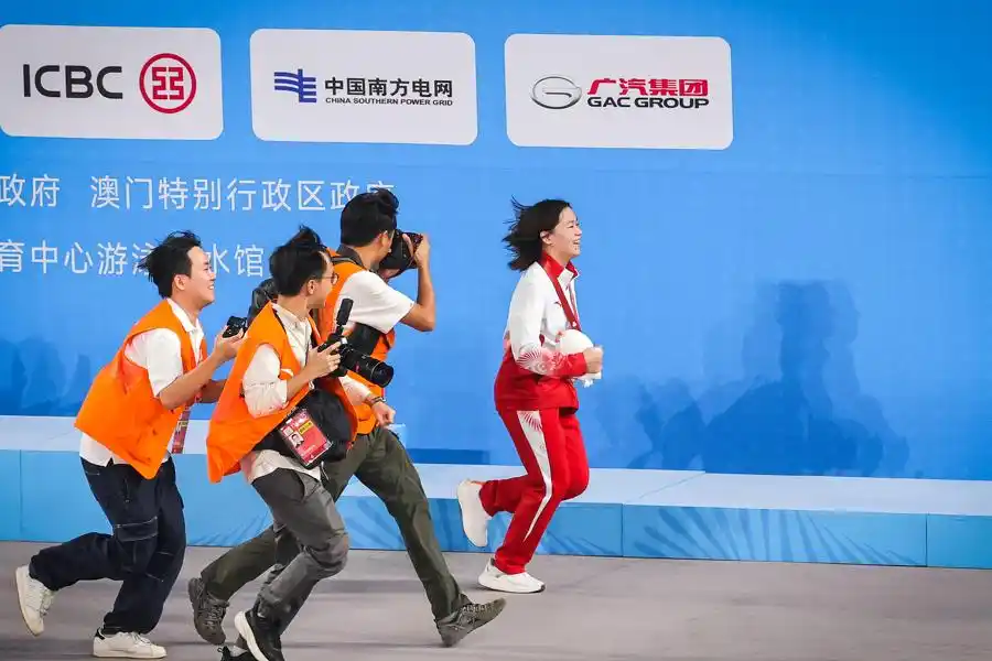 全运会跳水女子团体赛_全红婵重返赛场_观众为全红婵下起“娃娃雨”