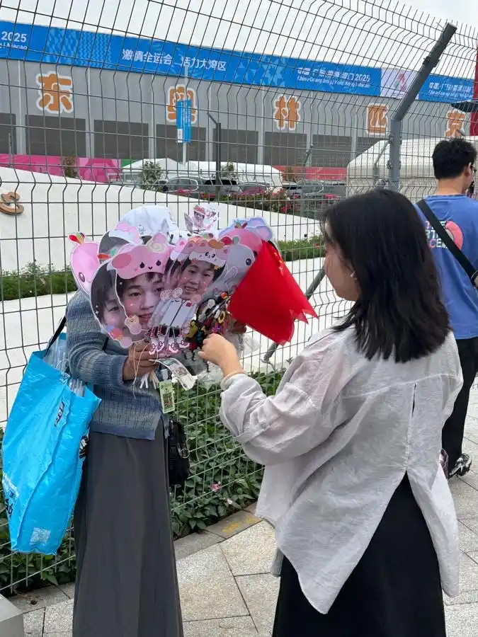 观众为全红婵下起“娃娃雨”_全运会跳水女子团体赛_全红婵重返赛场