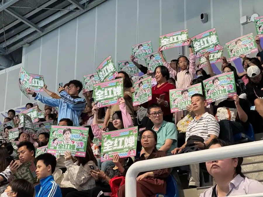 观众为全红婵下起“娃娃雨”_全运会跳水女子团体赛_全红婵重返赛场