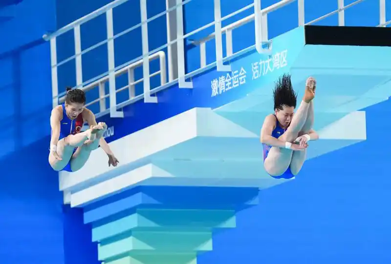 全红婵重返赛场_全运会跳水女子团体赛_观众为全红婵下起“娃娃雨”