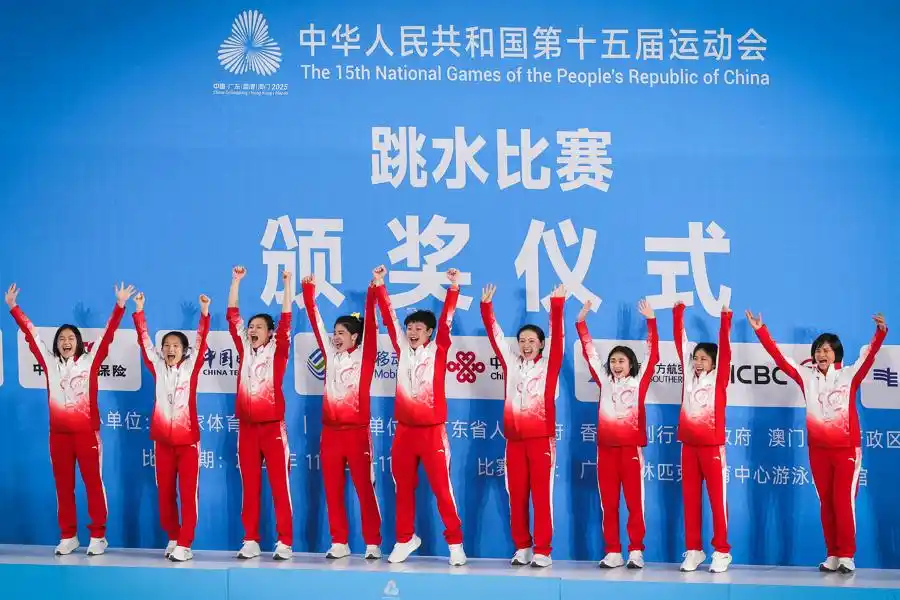 观众为全红婵下起“娃娃雨”_全运会跳水女子团体赛_全红婵重返赛场