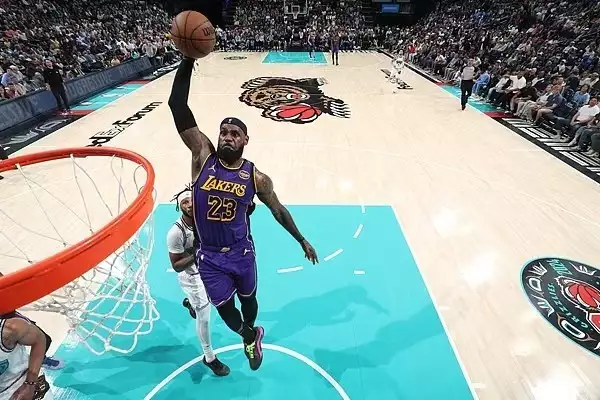 NBAl湖人卡位战乘虚而入击败灰熊独占西部第四