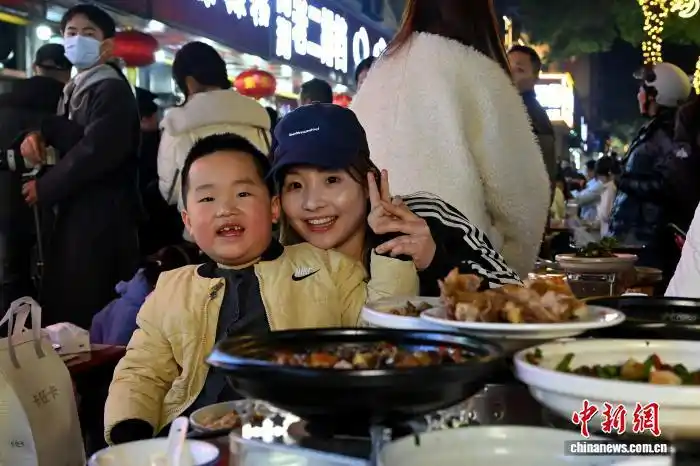 安徽广德三件套_“广德三件套”的火爆止不住了_炖锅卡旺卡奶茶詹记桃酥