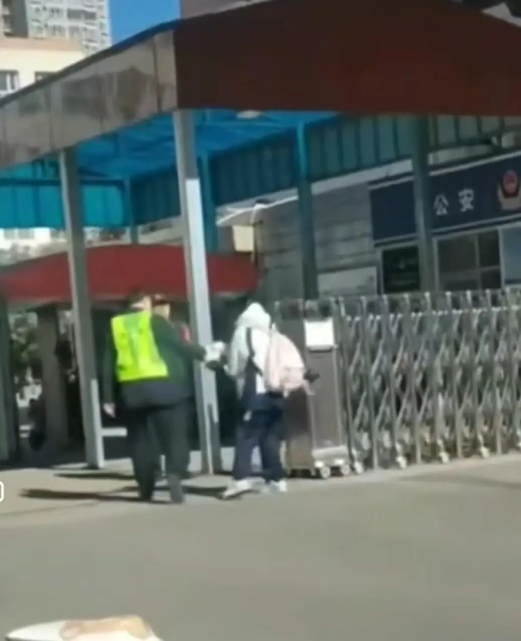 别因一根淀粉肠背离教育初心_山西大同市第四中学 淀粉肠事件 工作人员强行收走钥匙