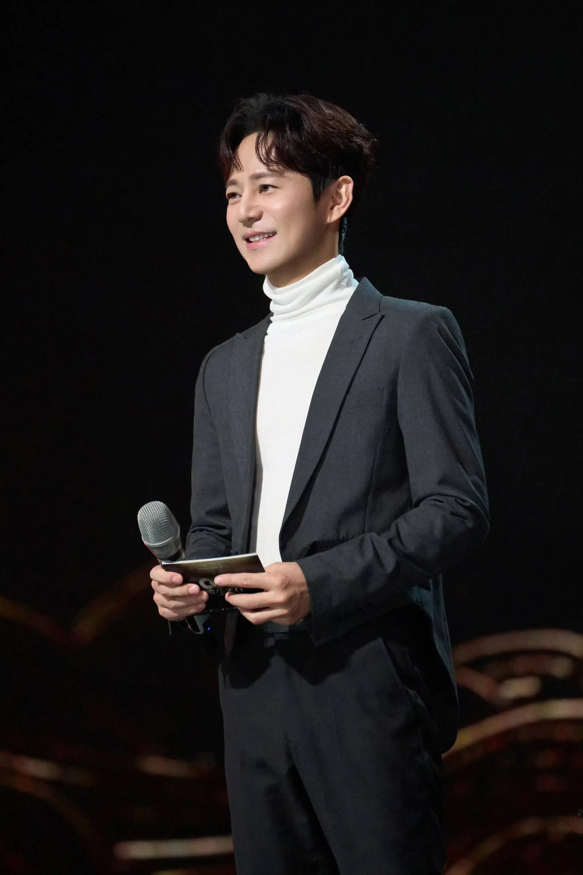 何炅回应衰老焦虑：准备再干三四十年_何炅断崖式衰老_何炅衰老焦虑