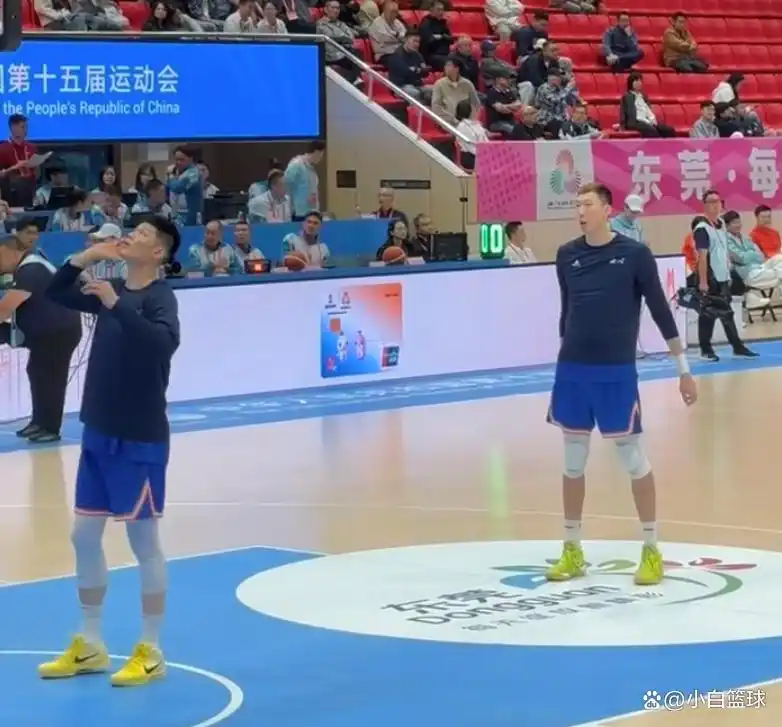 周琦替补表现亮眼_组图：四川全运男篮大胜湖北 周琦内线进攻_全运会男篮成年组四川队大胜湖北队