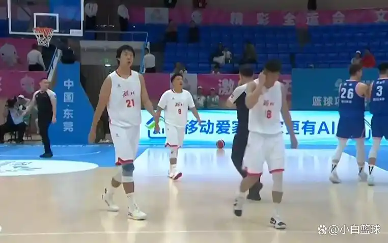 周琦替补表现亮眼_全运会男篮成年组四川队大胜湖北队_组图：四川全运男篮大胜湖北 周琦内线进攻