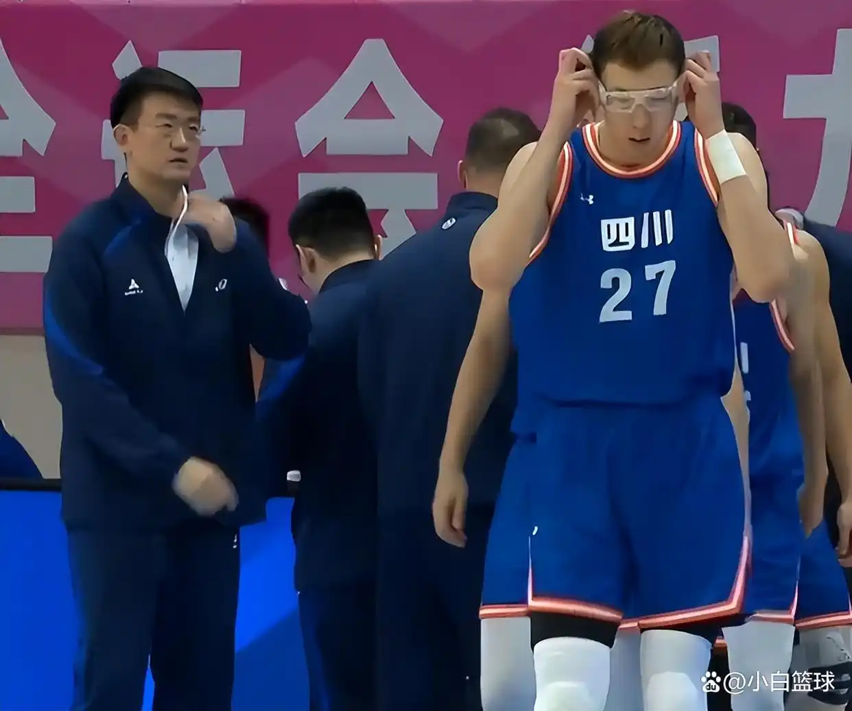 组图：四川全运男篮大胜湖北 周琦内线进攻_周琦替补表现亮眼_全运会男篮成年组四川队大胜湖北队