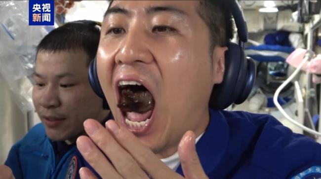 太空烧烤“滋滋冒油”馋坏全球网友 航天员吃香停不下来