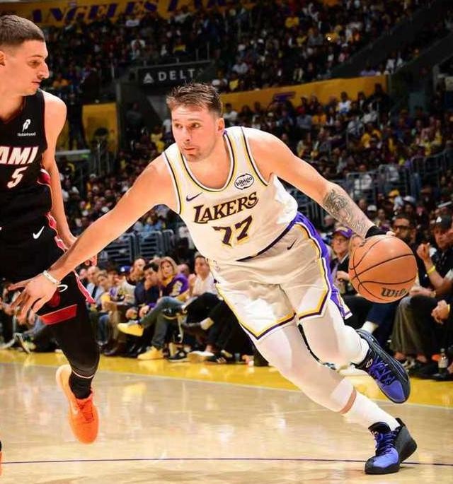 海斯表现起伏_湖人三连胜分析_热火22连胜