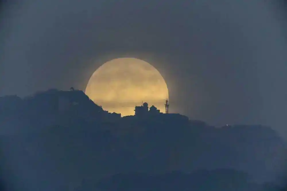 “超级月亮”高清大图_年度最大满月_超级月亮近地点