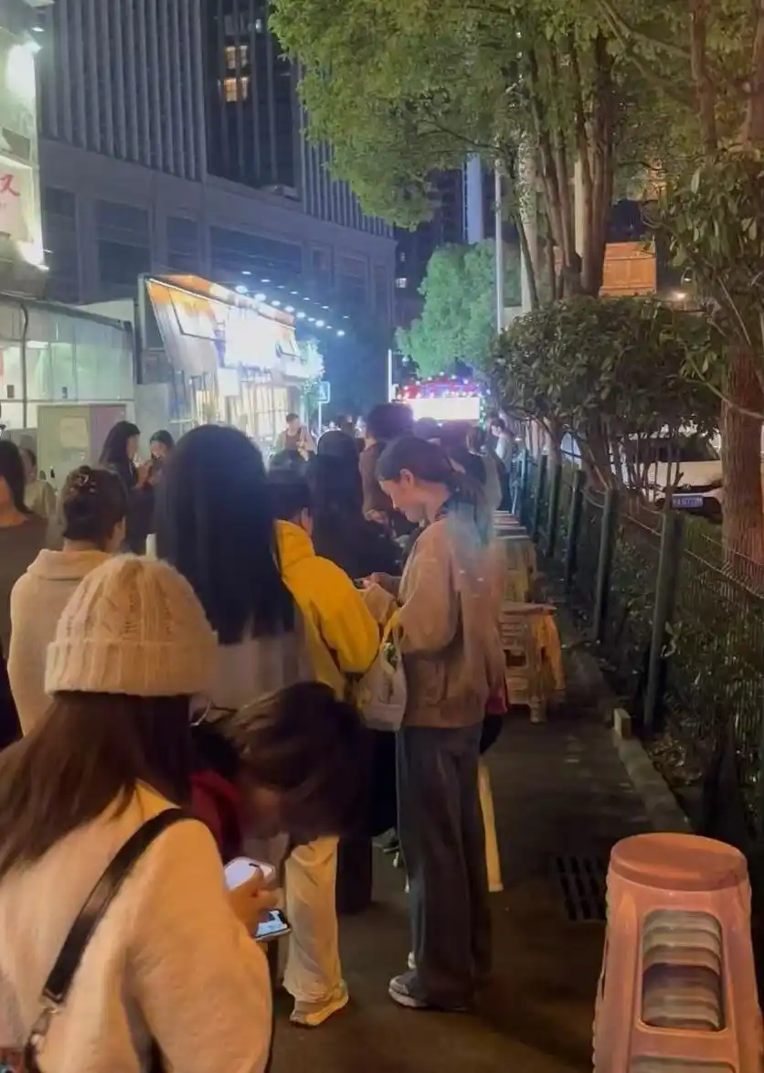 奶皮子糖葫芦 网红小吃 排队现象_奶皮子糖葫芦成今冬顶流