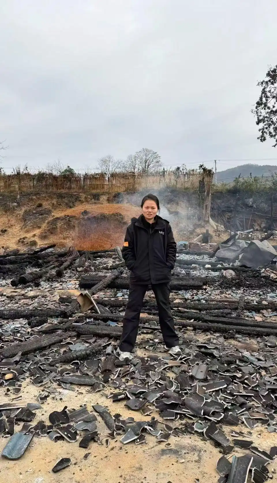房子被烧光 女子淡定微笑与废墟合影_淡定废墟合照网友_湖南怀化父母房子火灾