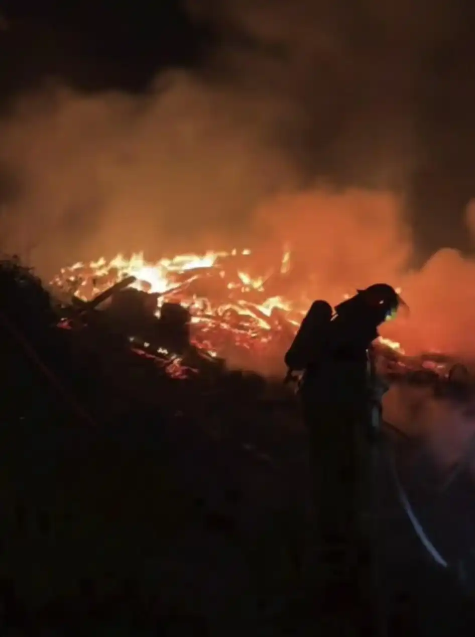 房子被烧光 女子淡定微笑与废墟合影_淡定废墟合照网友_湖南怀化父母房子火灾