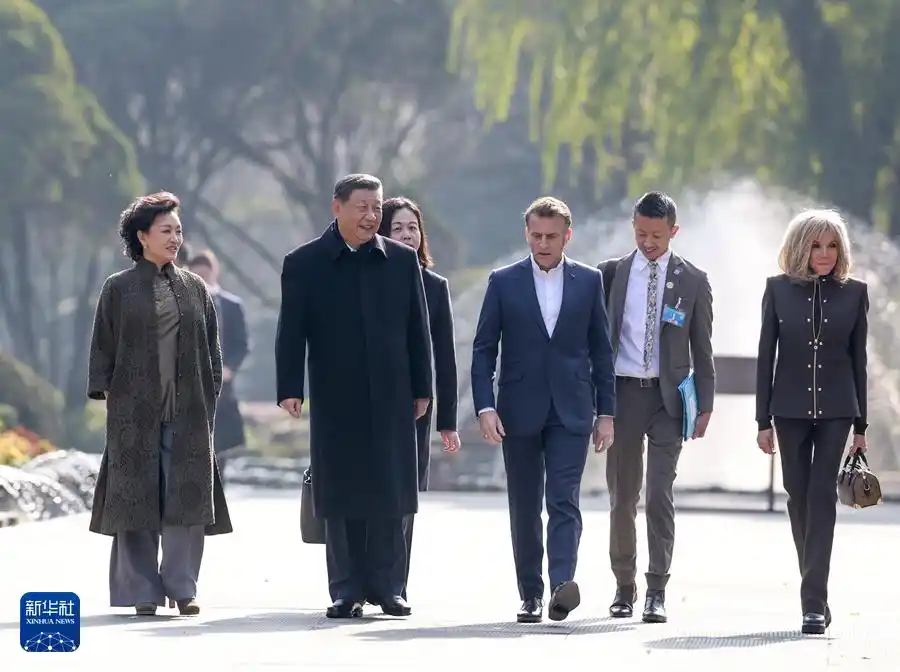 习近平同马克龙交流互动的经典瞬间_习近平马克龙都江堰会晤_习近平马克龙都江堰友好交流