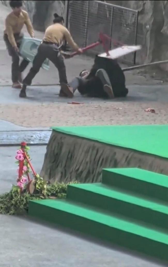 饲养员称被攻击因黑熊想吃胡萝卜