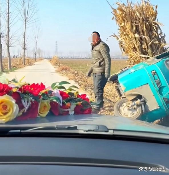 村民善良体谅婚礼车队_为让婚车不走回头路司机放倒三轮车_乡村三轮车让行婚礼车队