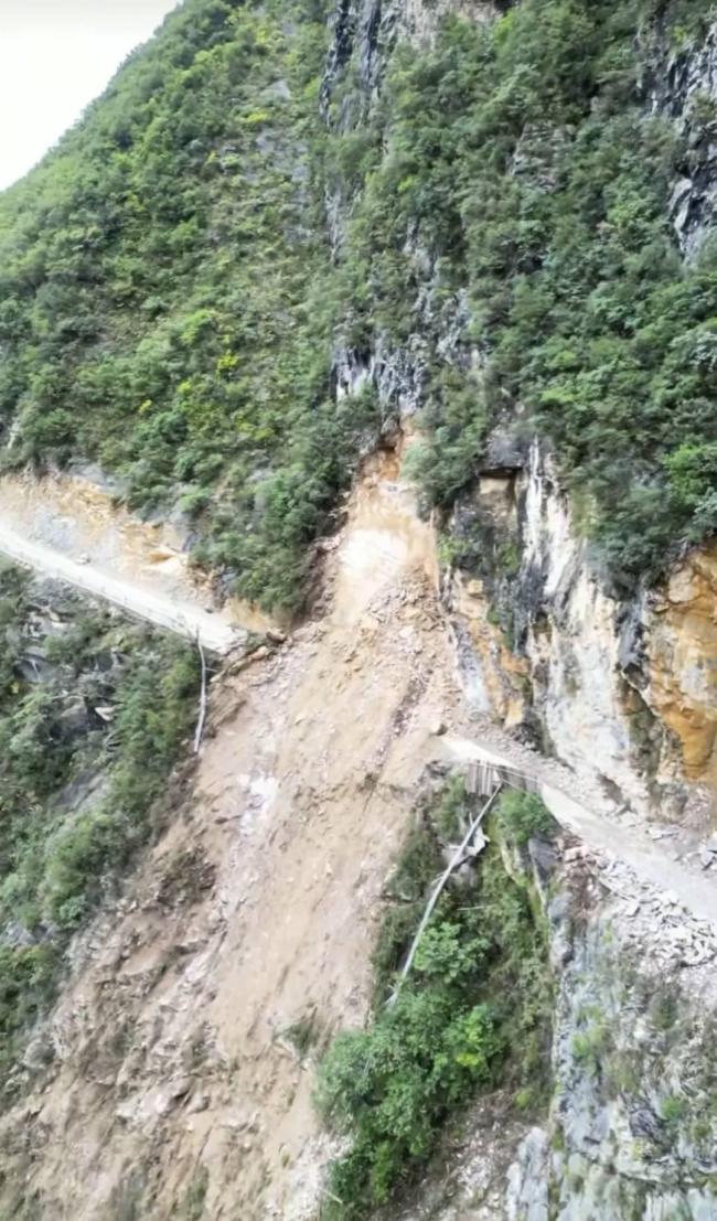 网红公路垮塌 3000村民出行受阻 施工方承诺本月抢通