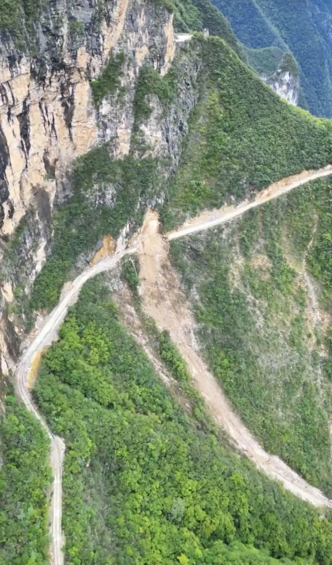 网红悬崖公路兰英段修复进度_重庆巫溪县通兰路垮塌_网红公路垮塌 3000村民出行受阻