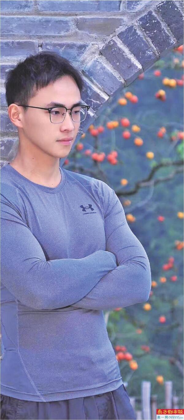 95后“最帅村干部”柿子树前秀肌肉_最帅村干部 林小白 乡村振兴宣传员