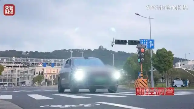 智驾作弊器骗过系统实现脱手驾驶 道路交通安全威胁_智驾神器规避安全监控 新能源汽车产业健康发展秩序_央视曝光汽车智驾神器成夺命陷阱