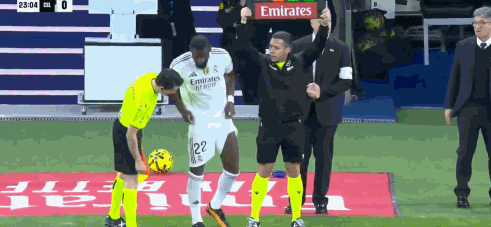 皇马主场0比2不敌塞尔塔 落后巴萨4分 米利唐受伤 裁判罚下两人 西甲第15轮赛果分析_皇马近5场西甲1胜3平1负丢9分 从领先巴萨5分到落后4分_皇马塞尔塔比赛回顾及积分榜影响