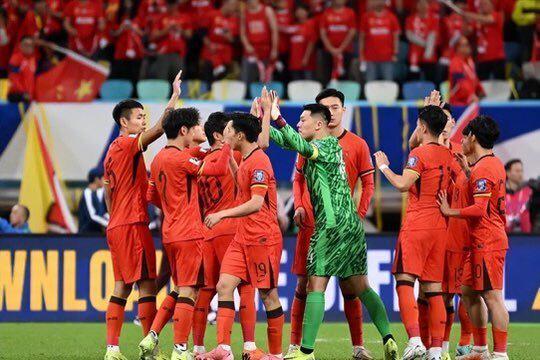 国足世界杯前景分析_著名足球评论员_中国足球缺乏热爱