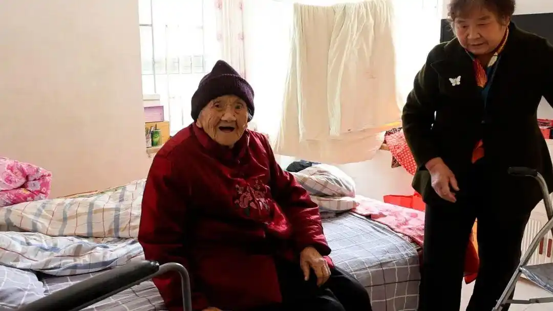 河南郑州最长寿老人_郑州115岁老人：90多还为重孙做棉衣_李陈氏115岁寿宴