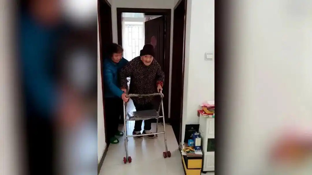 河南郑州最长寿老人_郑州115岁老人：90多还为重孙做棉衣_李陈氏115岁寿宴