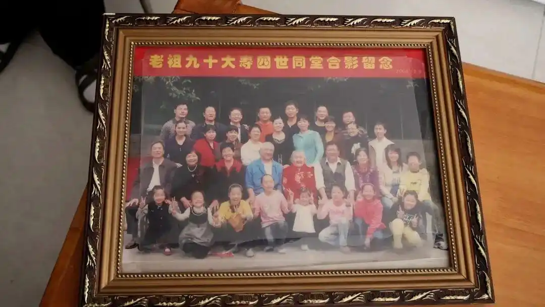 河南郑州最长寿老人_郑州115岁老人：90多还为重孙做棉衣_李陈氏115岁寿宴