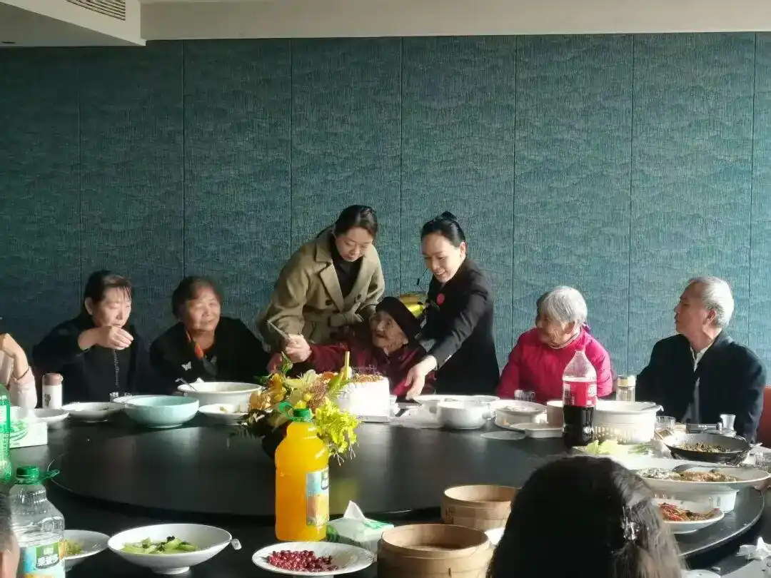 郑州115岁老人：90多还为重孙做棉衣_李陈氏115岁寿宴_河南郑州最长寿老人