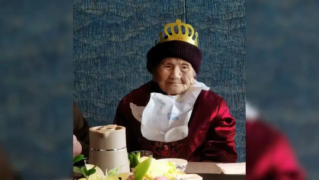 河南郑州最长寿老人_郑州115岁老人：90多还为重孙做棉衣_李陈氏115岁寿宴