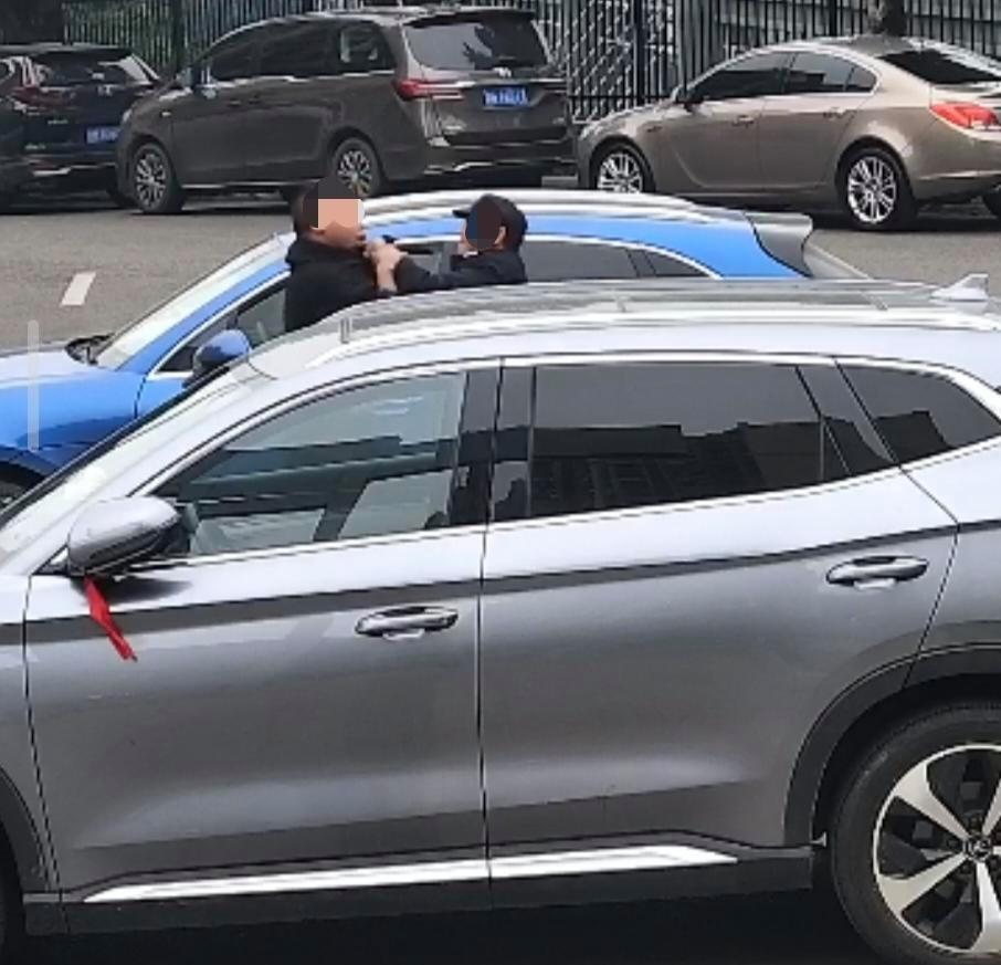 男子开保时捷跑顺风车 偷190块电瓶_保时捷SUV顺风车司机盗窃案_资阳盗窃电动车电瓶案