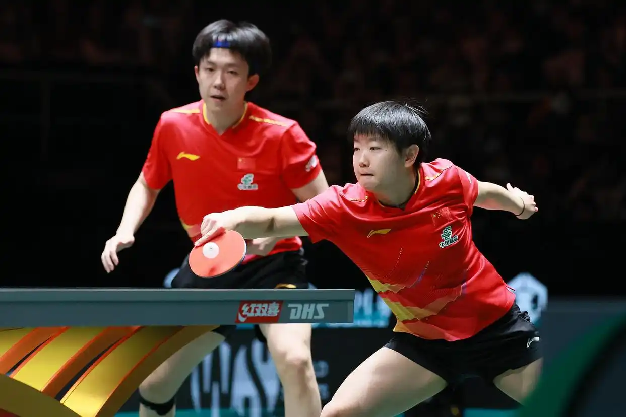 2025国际乒联混合团体世界杯中国三连冠_组图：国乒晋级混合团体世界杯决赛 激动庆祝胜利_国乒决赛8比1战胜日本队