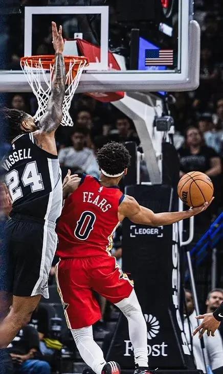 马刺5-out进攻体系战术细节_篮球比赛对阵图_NBA比赛战术分析