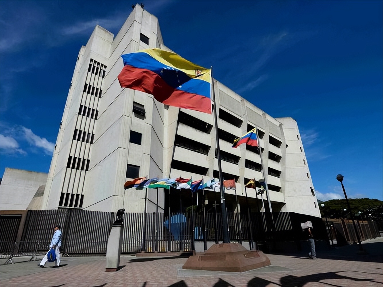 委内瑞拉130玻利瓦尔汇率冻结_委内瑞拉最低工资购买力下降_委内瑞拉经济崩溃