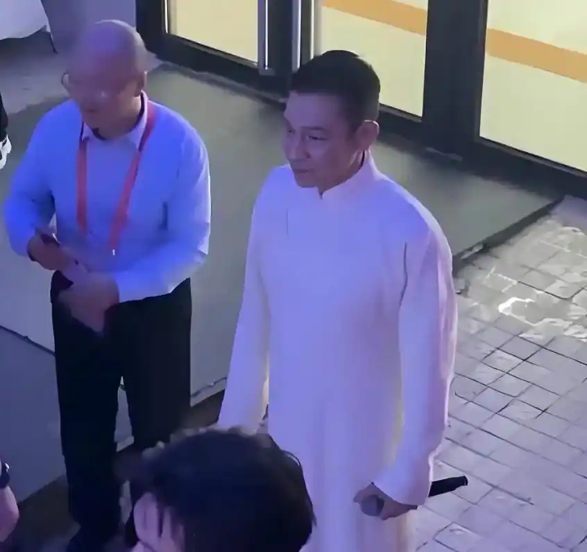 64岁刘德华，突然现身