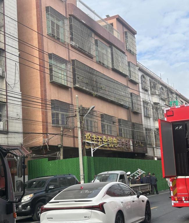 广东致12死火灾：10岁女孩冒火逃生