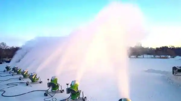 哈尔滨大雪人看着就出片_太阳岛巨型雪人雕刻步骤_哈尔滨太阳岛雪雕制作过程