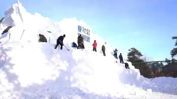 哈尔滨太阳岛雪雕制作过程_太阳岛巨型雪人雕刻步骤_哈尔滨大雪人看着就出片