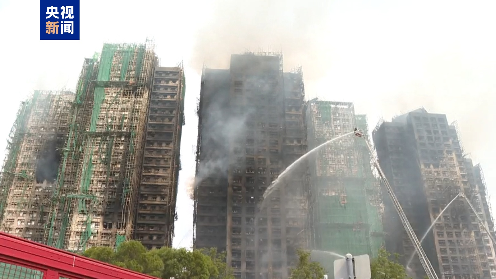 李家超讲述香港大埔火灾全面受控细节：从火海救援到灾民安置全解析