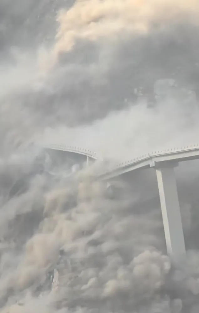 四川阿坝红旗特大桥发生垮塌_四川阿坝州红旗大桥垮塌_马尔康市双江口红旗大桥交通管制