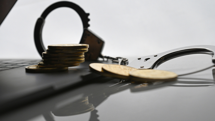 开挂陪玩、组织导演巅峰赛卖分，福建泉州6人非法牟利25万元被_游戏外挂牟利犯罪案例_泉州网警抓捕外挂代打团伙