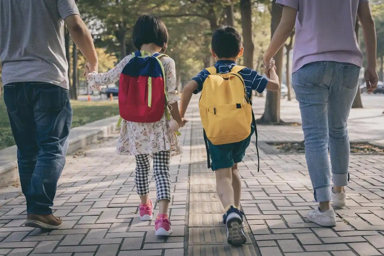 当家长成为“全能老师” 谁来为他们“减负”？