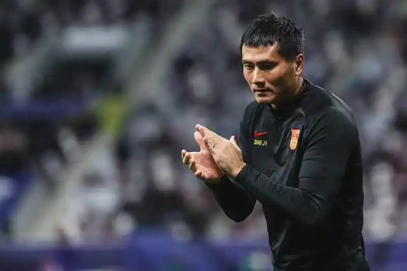 邵佳一现身“熊猫杯”看台 可惜球队0比1输给了越南队