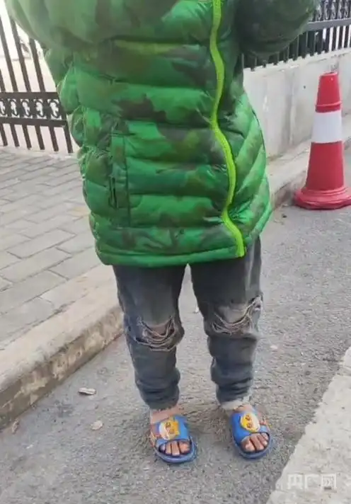官方回应“女孩寒冬穿拖鞋捡食”：正安排入学并办理低保